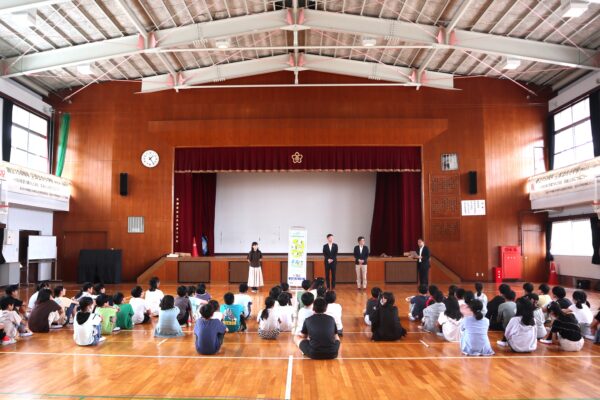 【四辻木材興業】長岡京市立長法寺小学校へタンカん板を寄贈しました