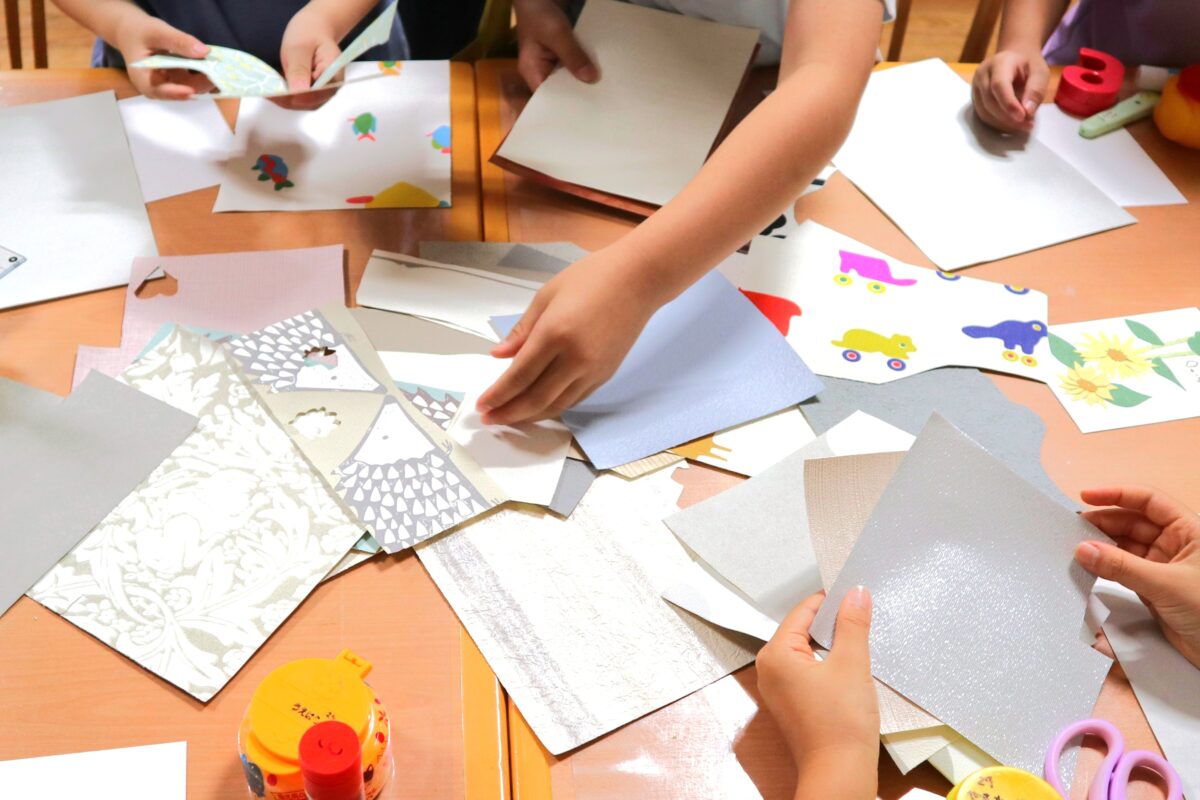 【リヴスタイルハウス】小学校で「壁紙を使ったコラージュづくり」の授業をしました