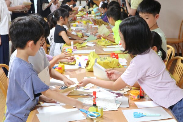 【リヴスタイルハウス】小学校で「壁紙を使ったコラージュづくり」の授業をしました
