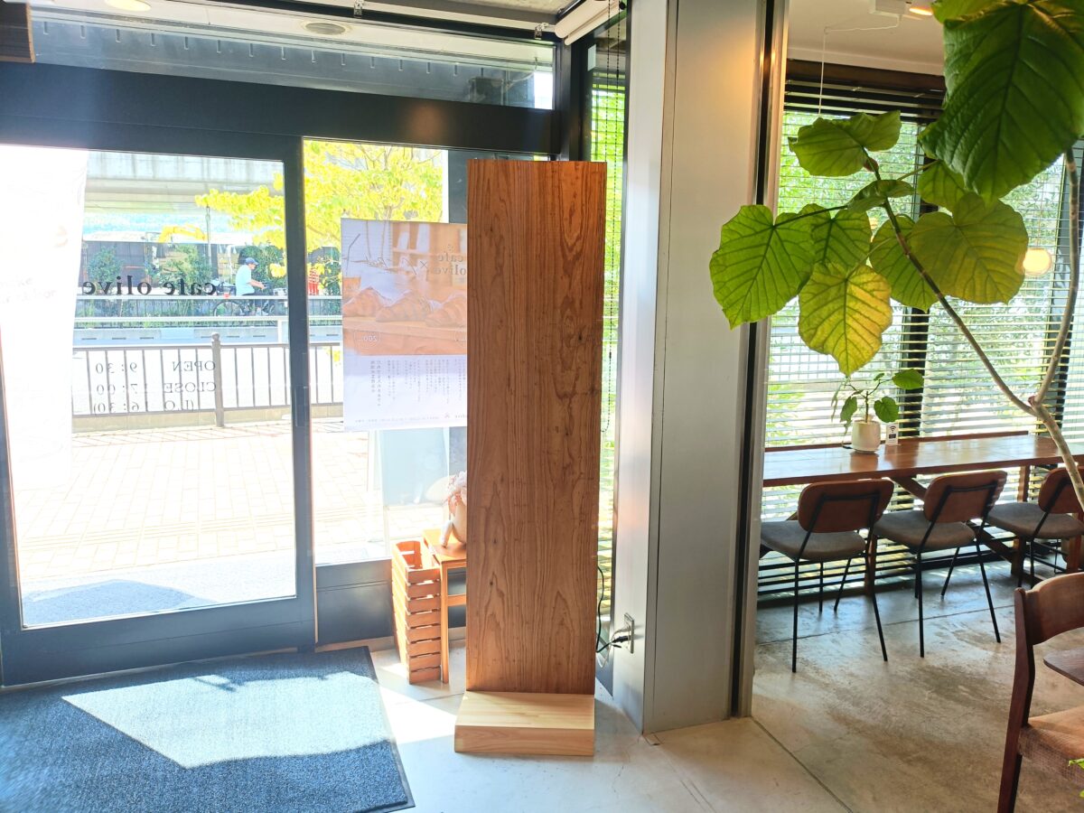 【cafe olive】京都初！一枚板の木のスピーカーを設置しました