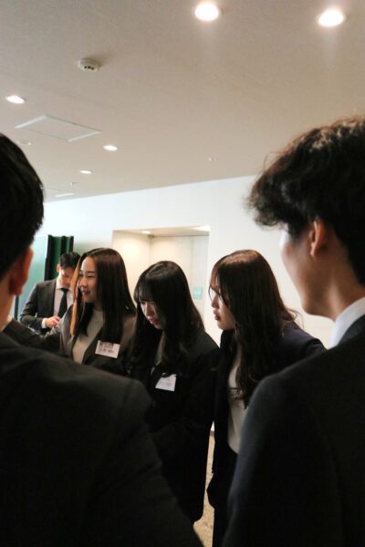 式の前には、緊張をほぐすよう声をかける姿も。